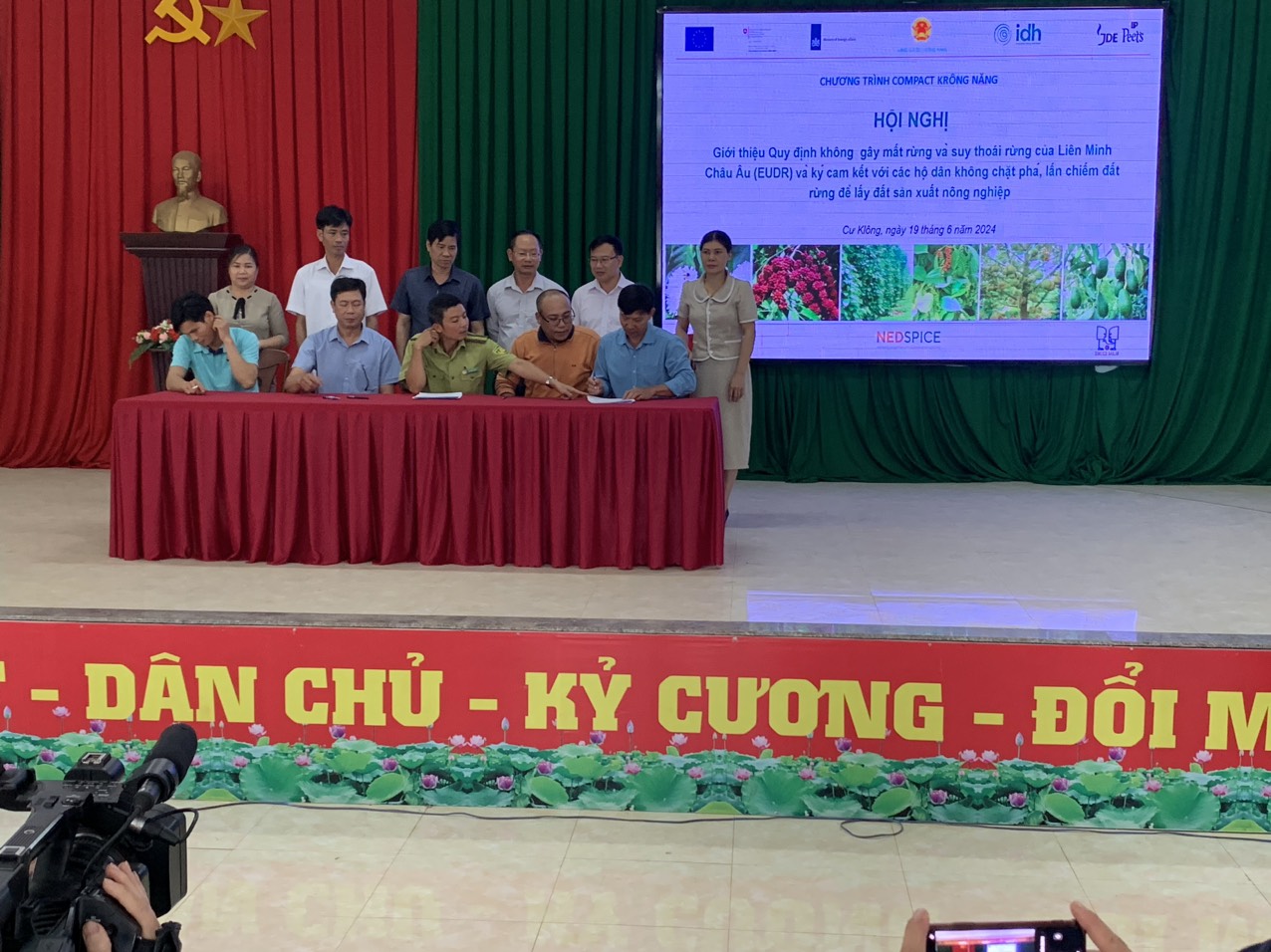 Hinh 3. Đại diện các bên ký Biên bản cam kết với chủ rừng và hộ dân